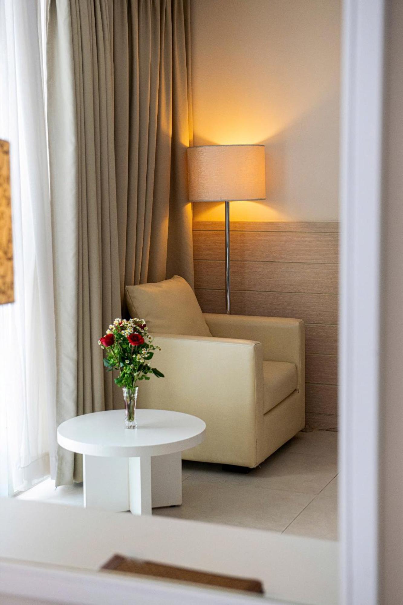 Nhi Phi Hotel Nha Trang Buitenkant foto